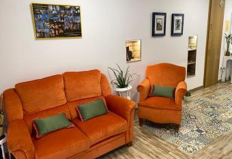 HOSTAL LA BATUTA has Balcony rooms