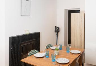 LA SUITE SEPT LE BRAS DOR allows 18 year olds to book a room