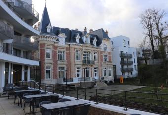 DOMITYS LE PARC DES AUBIERS allows 18 year olds to book a room