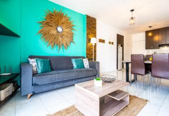 Araminta 2-Bedroom Apartment in Larnaca has Balcony rooms