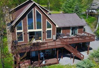 Boxer Overlook has rooms with a private hot tub