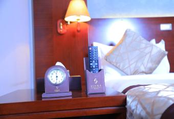 Sidra International Hotel has rooms with a private hot tub