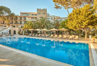 Secrets Mallorca Villamil Resort & Spa - Adults Only (+18) allows 18 year olds to book a room