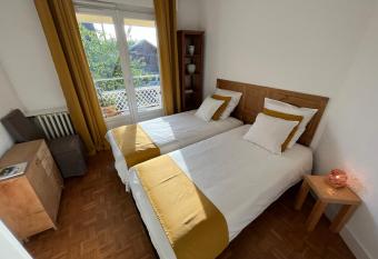 Les Cerisiers has Balcony rooms