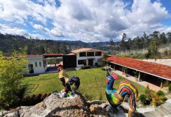 Casa vacacional El Divino a 35 minutos de Cuenca. Sigsigpamba, Deleg has Balcony rooms