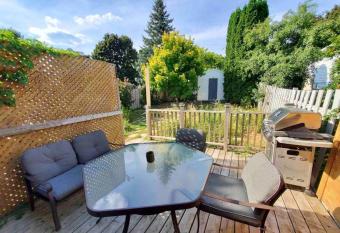 Entire Bungalow 3 Bdr with backyard BBQ has Balcony rooms