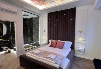 JACUZZI ROYAL SUITE has rooms with a private hot tub