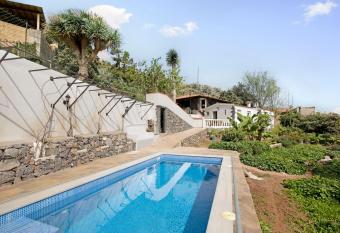 El Sarmiento has Balcony rooms