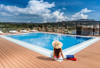 Apartaments Condado allows 18 year olds to book a room