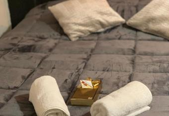 Tr  s belle suite dans le centre historique id  ale pour 2 personnes allows 18 year olds to book a room