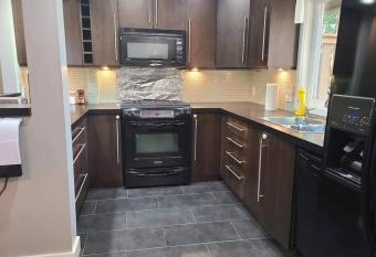 Detached Private Quiet 2 Bedroom Suite allows 18 year olds to book a room