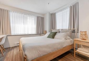 Initial / Cozy / Centre-Ville allows 18 year olds to book a room