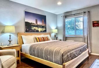 15th Ave, Rare Land Park Studio with Patio, Washer, Dryer and Kitchen has Balcony rooms
