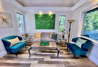 Charming Downtown Modern Home, Old World Charm has Balcony rooms