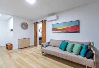 Torre do Pal  cio bem pr  ximo ao centro de Canela has Balcony rooms