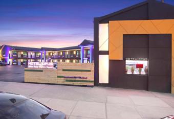 Hotel Opus Bronx Near Bay Plaza Mall allows 18 year olds to book a room