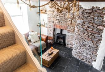The Nook Grade 2 listed beautifully renovated cottage in the fishing town of Brixham Devon 7 minute walk from the harbour allows 18 year olds to book a room