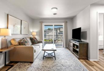 Lovely Lakeharbor Lane 1 bedroom condo in Boise has Balcony rooms