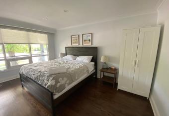 Yonge and Finch Subway !L Spacious & Bright Private Bedroom with Shared Amenties allows 18 year olds to book a room