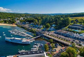 Spacious Condo Walking distance to Weirs has Balcony rooms