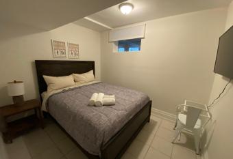 Yorkmills and Bayview !D Cozy & Stylish Private Bdr with Shared Bathroom allows 18 year olds to book a room