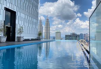The Platinum 2 Kuala Lumpur by LUMA has rooms with a private hot tub