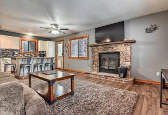 Bears Den Hot Tub Dogs Welcome Walk to Downtown has Balcony rooms