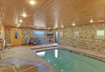 Newly Designed 2 Bedroom cabin with indoor pool has Balcony rooms