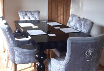 Our Guests Are Royal (EL) Wellingborough allows 18 year olds to book a room