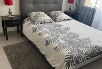 Studio    300 m de la gare de Mantes-la-Jolie allows 18 year olds to book a room