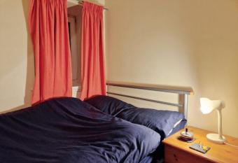 Ensuite Private room Furzehill road allows 18 year olds to book a room