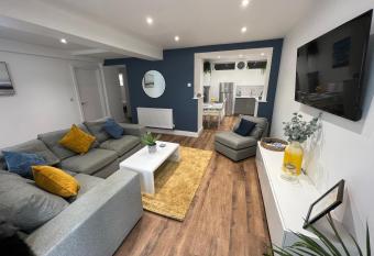 Regent Apartment - Two bedroomed Holiday Flat has Balcony rooms