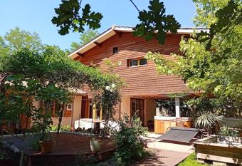 villa mimosa has rooms with a private hot tub