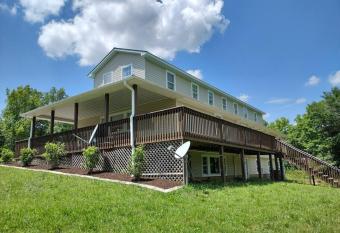 Backwoods Family Getaway! 3 Bedroom house! has Balcony rooms