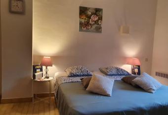 Studio avec balcon vue sur le Tech allows 18 year olds to book a room