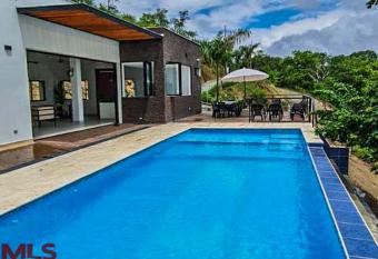 Hermosa amplia casa con vista y piscina has Balcony rooms