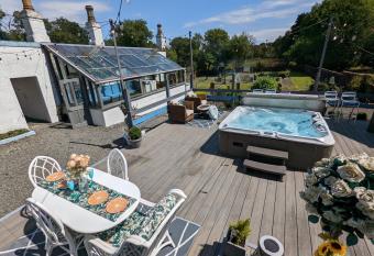 Bonnyside House has rooms with a private hot tub