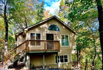 Private Cozy Cabin near DT Chapel Hill has Balcony rooms