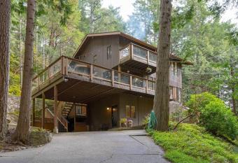 Majestic + Quiet amongst the Trees, Creek, Animals has Balcony rooms