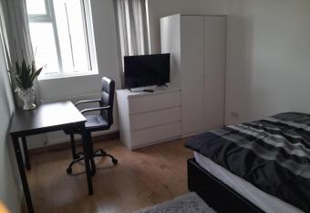 One double bed room in Service apartment - Next to Sudbury hill tube station - Wembley London has Balcony rooms