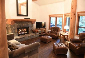 Ski In/Ski Out Luxury Home w/ jacuz/ fireplace has Balcony rooms