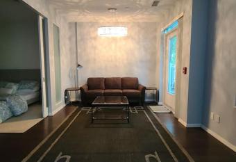 Luxury LakeFront Condo+free Parking+Pool+Gym+Patio has rooms with a private hot tub