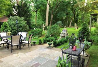 Spacious & Secluded, Close to NYC & Beach! has Balcony rooms