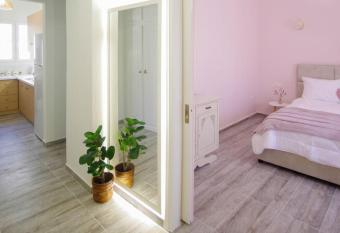 La Rosa has Balcony rooms