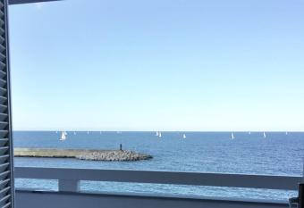 Fronte mare allows 18 year olds to book a room