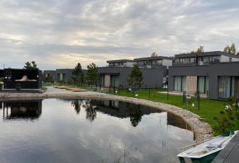 Amsterdam Residence has rooms with a private hot tub