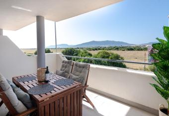 Apt w Beach/Mountain Views, Pool and Parking allows 18 year olds to book a room