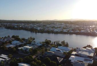 1 Bedroom Apartment - back of private residence with private access allows 18 year olds to book a room