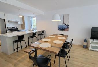 Spacieux 3 chambres    5 minutes du Vieux- Quebec (app7) has Balcony rooms