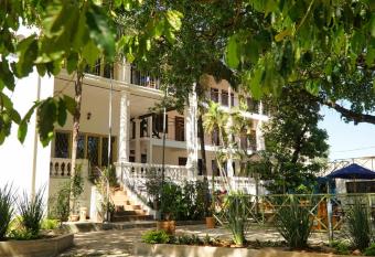 Posada de la Luna allows 18 year olds to book a room